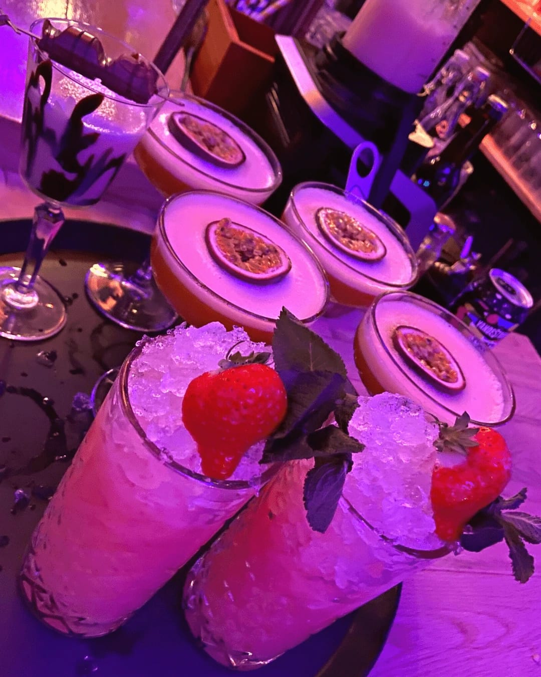 cocktail dienblad pornstar martini strawberry cheesecake muy bueno cocktails dependance goude cocktailbar